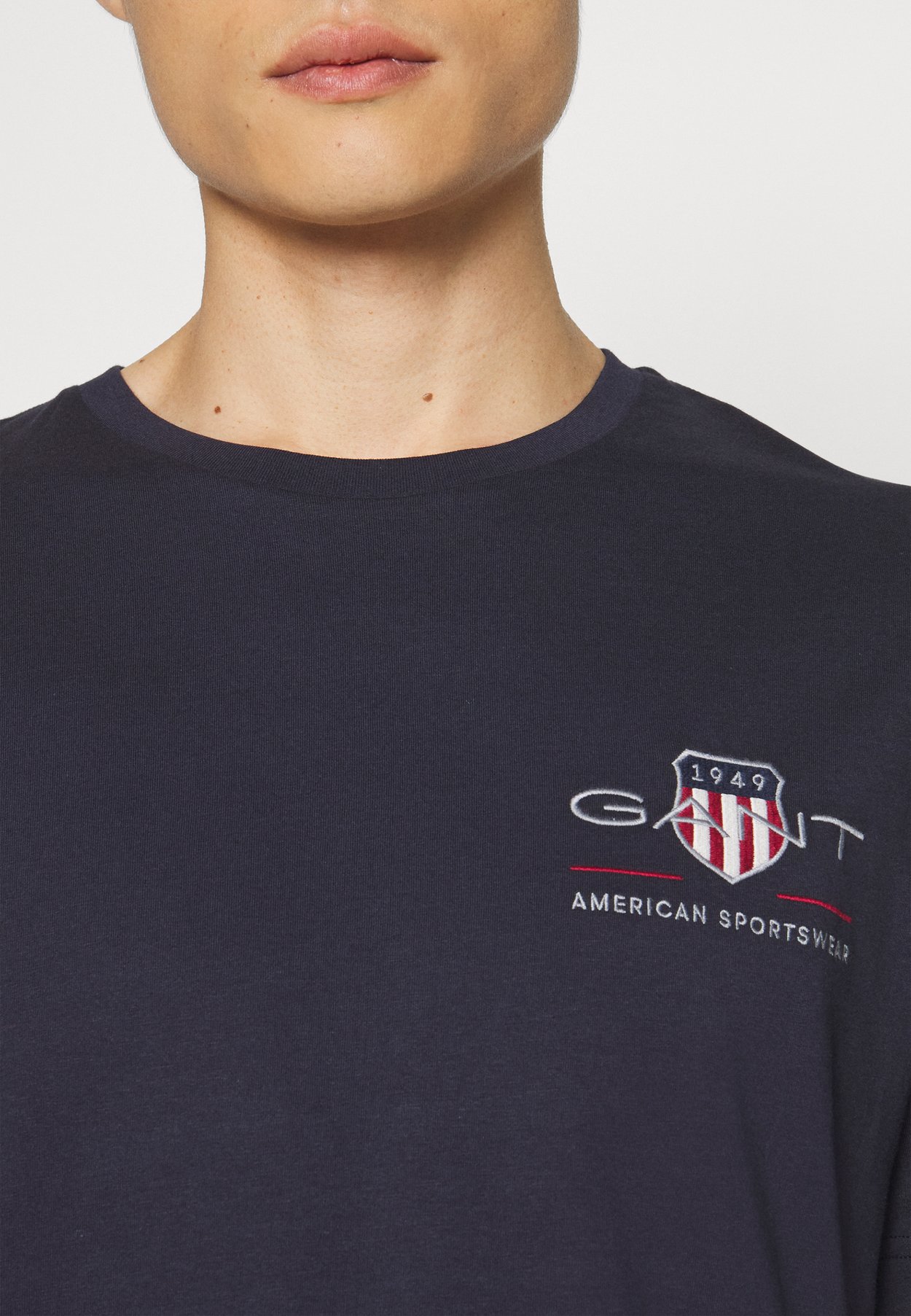 REG ARCHIVE SHIELD EMB SS T-SHIRT