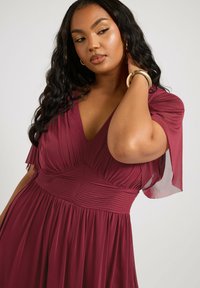 Yours Clothing PLEATED V-NECK MIDI - Vestito casual - burgundy