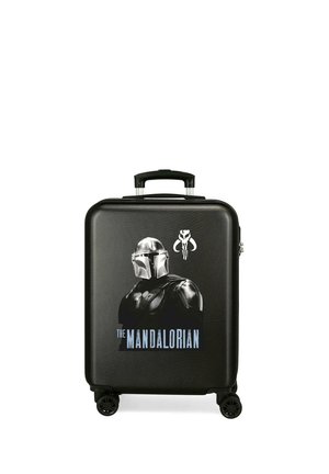 Maleta rígida negra con cuatro ruedas que presenta el personaje y el logo de The Mandalorian en plata y azul.
