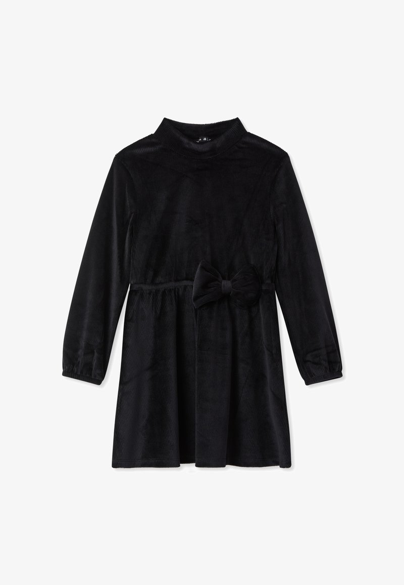 Czarna sukienka z korduroy z długimi rękawami, wysokim dekoltem i marszczonym stanem. Podkreślona dużą kokardą w talii.