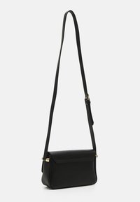 Musta nahkainen olkalaukku, jossa on suorakulmainen muoto, sileä pinta, säädettävä hihna ja kultasävyiset yksityiskohdat.