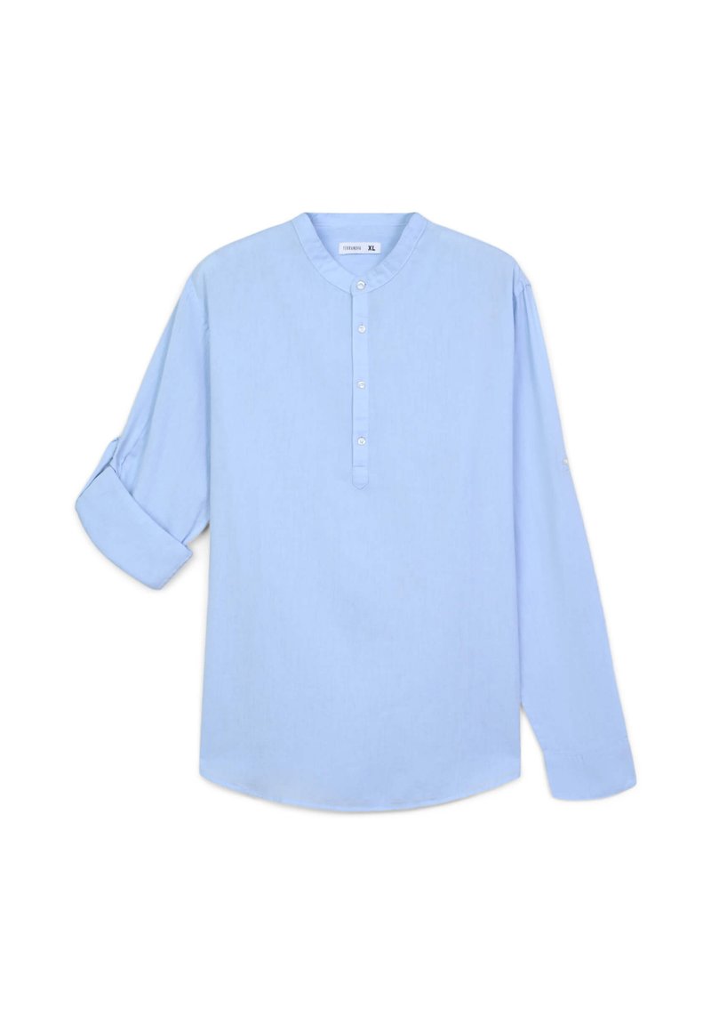 Camicia azzurro chiaro a maniche lunghe con colletto arrotondato, pate di bottoni e maniche arrotolate. Realizzata in un tessuto liscio e leggero.