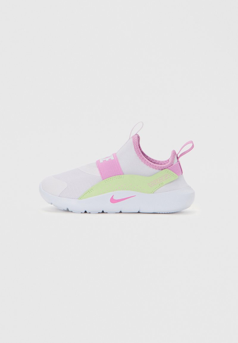 Valge ja heleroosa slip-on spordijalats, millel on roosa Nike swoosh ja hele roheline kontsatald, elastne riba keskmise jalaosas, millel on bränd "NIKE."