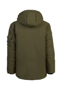 Veste isolante vert olive avec capuche, manches matelassées et une petite poche avec écusson sur le haut du bras gauche, vue de dos.