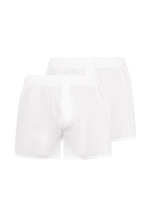 Dwie pary prostych białych bokserek męskich z elastycznymi pasami, prezentowanych na białym tle.