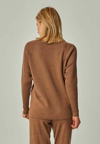 YOU LOOK PERFECT DORINA - MERINO WOLLE V-PULLOVER - Pyjama top - cognac
