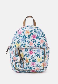 Sac à dos à motif floral en blanc avec des fleurs roses, bleues et jaunes. Il possède une poche frontale zippée et des accents en cuir marron.
