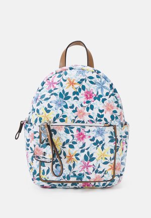 Sac à dos à motif floral en blanc avec des fleurs roses, bleues et jaunes. Il possède une poche frontale zippée et des accents en cuir marron.