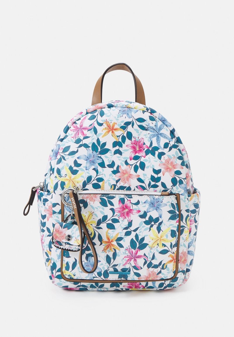 Sac à dos à motif floral en blanc avec des fleurs roses, bleues et jaunes. Il possède une poche frontale zippée et des accents en cuir marron.