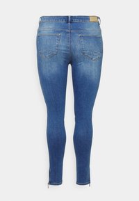 ONLY Carmakoma CARKARLA - Skinny-Farkut - medium blue denim