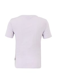 Camiseta de manga corta y cuello redondo en tejido lavanda claro. Textura suave, diseño liso, con una pequeña etiqueta en el lado del dobladillo.