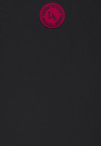 Črno blago z gladko teksturo ima okrogel, roza gumijast logotip s  tekstom "LA" in "Lascana Active" v odtisku.