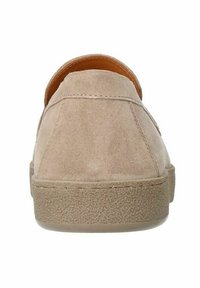 Beige suède instap-schoen met een afgeronde vorm, een gestructureerde zool en minimale stikseldetails aan de achterkant. Het leren voering is zichtbaar aan de binnenkant.