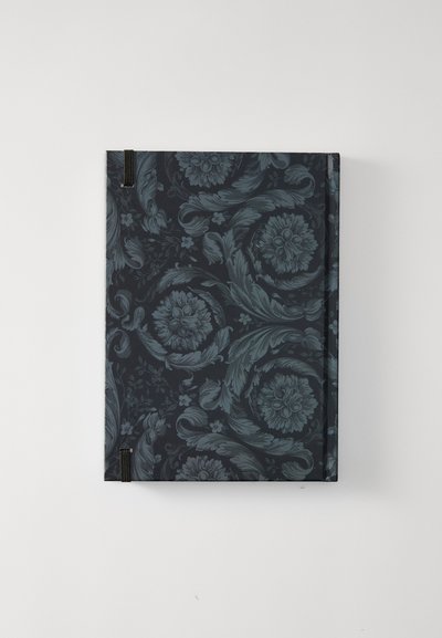 Quaderno floreale scuro con motivi a spirale in rilievo. Copertina rigida, con tonalità grigie e nere, e dettagli hardware neri sul dorso.