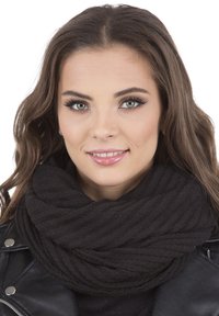 Bufanda circular de punto negra con un diseño texturizado y acanalado, llevada alrededor del cuello, combinada con una chaqueta de cuero.