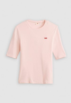 Chemise à manches courtes ribbed Levi's rose clair avec un col ras du cou et un petit logo Levi's rouge sur la poitrine gauche.