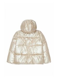 Puffjacka i glänsande beige material med huva. Har sydda horisontella sektioner och en mjuk, puffad textur.