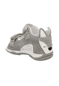 Sandalo in suede grigio con un accento bianco che assomiglia a un volto di volpe. Presenta cinturini regolabili e una suola in gomma testurizzata per una buona aderenza.
