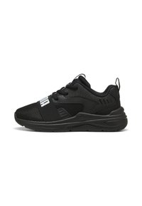 Chaussures de sport noires avec des panneaux en mesh et en synthétique, dotées d'une semelle en caoutchouc épaisse, d'un système de laçage et d'un logo sur le côté.