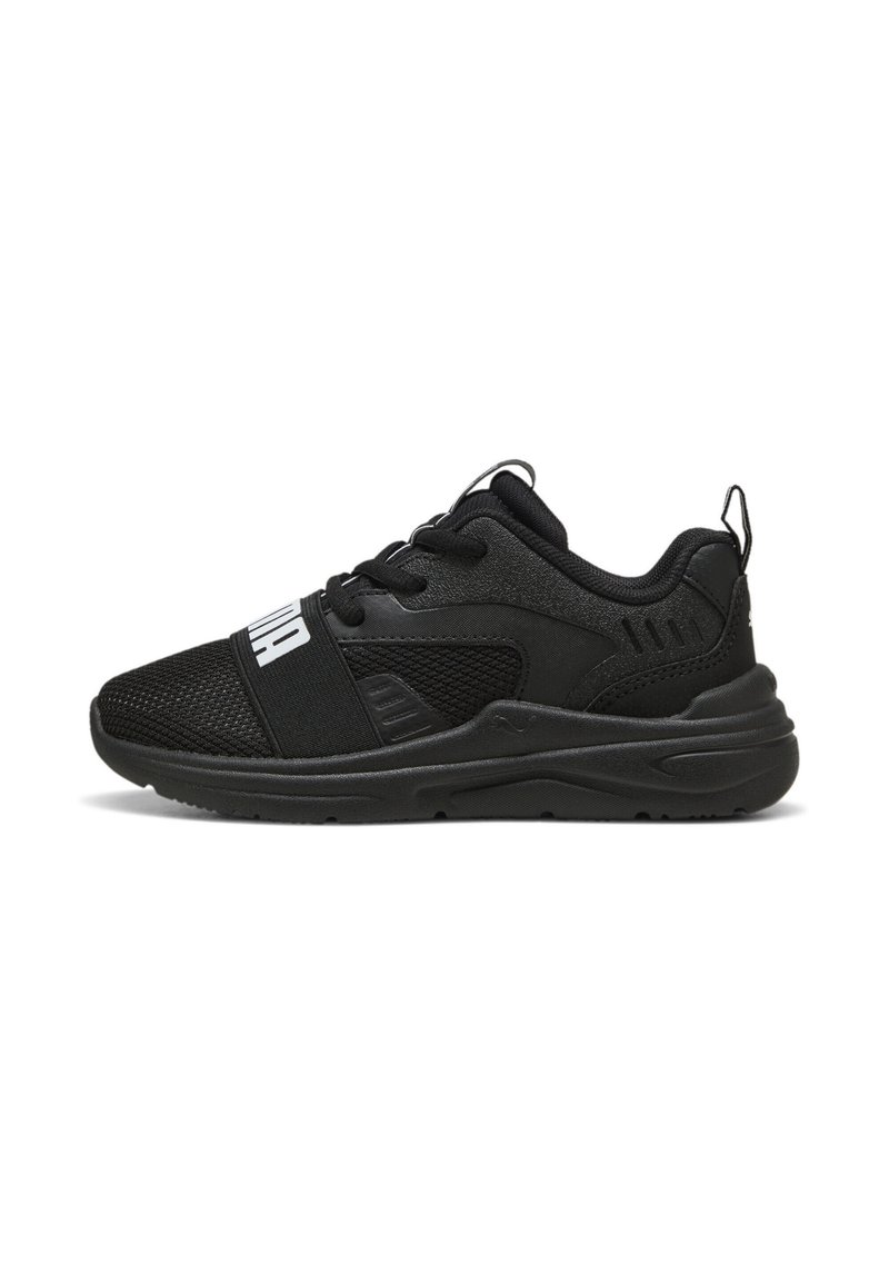 Chaussures de sport noires avec des panneaux en mesh et en synthétique, dotées d'une semelle en caoutchouc épaisse, d'un système de laçage et d'un logo sur le côté.