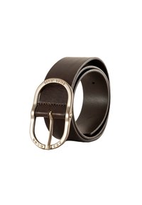 Cinturón de cuero marrón con una hebilla dorada pulida y ancha, adornada con pequeñas piedras de strass y detalle de costura a lo largo de los bordes.