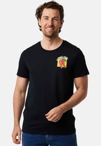 Sort kortærmet t-shirt med et farverigt chili peber grafik på brystet. Fremstillet af blød bomuld med rund halsudskæring.