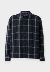 Camisa de manga larga a cuadros en negro y azul oscuro con rayas blancas, cierre de botones en la parte delantera y cuello puntiagudo.