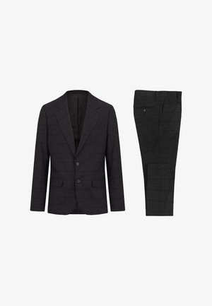 Donkergrijs geruit pak met een gestructureerde colbert met twee knopen en geknikte revers, gecombineerd met bijpassende op maat gemaakte broek.