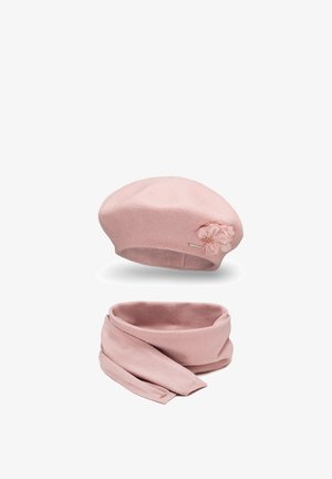 Růžový vlněný baret s květinovým akcentem a odpovídajícím nekonečným šátkem, obojí s jemnou texturou a zaoblenými tvary.