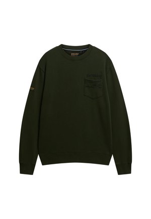 Sudadera de color verde oscuro con cuello redondo, tejido texturizado y bolsillo frontal. Presenta una marca en hilo oscuro y un pequeño parche en la manga.