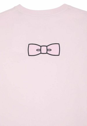 T-shirt rose clair avec un graphique de nœud papillon en contour noir au dos. Texture en coton lisse, col rond, design décontracté.