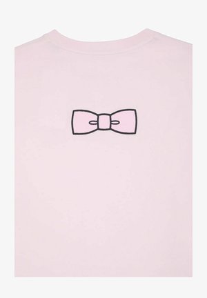 T-shirt rose clair avec un graphique de nœud papillon en contour noir au dos. Texture en coton lisse, col rond, design décontracté.