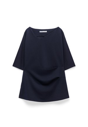 Marineblauwe top met een V-hals, korte mouwen en een losse pasvorm. Verticaal streeppatroon, zachte stof en een gedrapeerd ontwerp aan de voorkant.