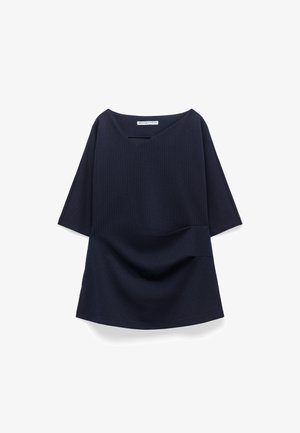 Navyblaues Oberteil mit V-Ausschnitt, kurzen Ärmeln und lockerer Passform. Vertikales Nadelstreifenmuster, weicher Stoff und drapierter Frontschnitt.