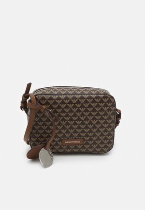 Borsa a tracolla marrone Emporio Armani con motivo a logo ripetuto, tracolla in pelle annodata e targhetta tonda in argento con il marchio.