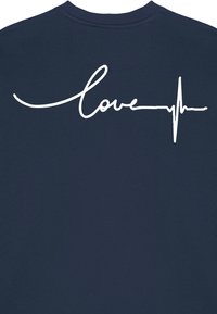 Felpa blu marina con un design in bianco che riporta la scritta "love", con una linea del battito cardiaco integrata nelle lettere.