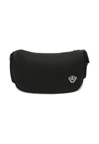 Crna, ovalna torba za crossbody napravljena od mekog materijala s glatkom teksturom; sadrži bijeli logo i zatvaranje na zipu na vrhu.