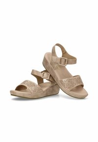Sandalias de ante beige con dos correas ajustables que presentan patrones de flores recortados y una suela de cuña acolchada.