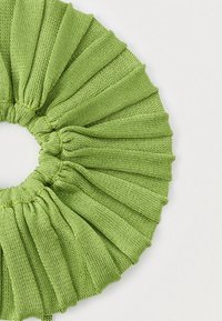 Zelená pletená gumička so záhybovým dizajnom, textúrovanou látkou a kruhovým tvarom s centrálnym otvorom. Bez viditeľných kovových častí alebo vzorov.