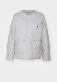 Chaqueta acolchada de color gris claro con cuello redondo, cierre de botones a presión, dos bolsillos frontales inferiores y bolsillo en el pecho con marca.