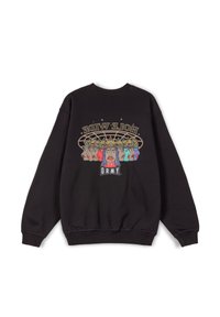 Zwarte sweater met een grafisch ontwerp van kleurrijke gezichten met kronen, de tekst "HOLE WIDE" en het "GRMY" logo in het midden. Casual fit.