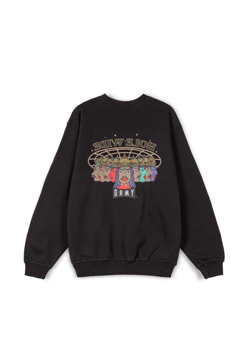 Zwarte sweater met een grafisch ontwerp van kleurrijke gezichten met kronen, de tekst "HOLE WIDE" en het "GRMY" logo in het midden. Casual fit.