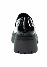 Czarny lakierowany but z szeroką, teksturowaną czarną platformą. Charakteryzuje się gładkim, błyszczącym wykończeniem i zaokrąglonym czubkiem.
