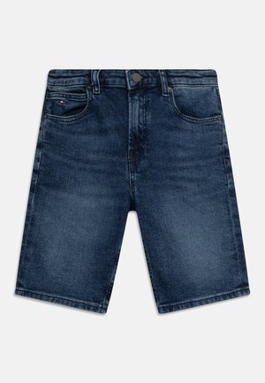 Mørkeblå denimshorts med forlommer, bæltestropper og lukning med knap, lagt fladt på en lys baggrund.