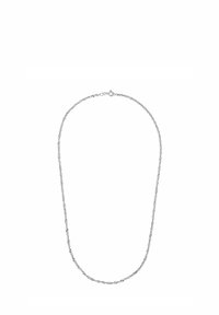 Delikat silversnodd halskedja med en liten fjädrande ringlås, uppvisad mot en vit bakgrund.