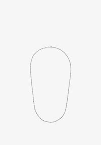 Delicada cadena de collar de rope de plata con un pequeño cierre de anilla de resorte, exhibida sobre un fondo blanco.