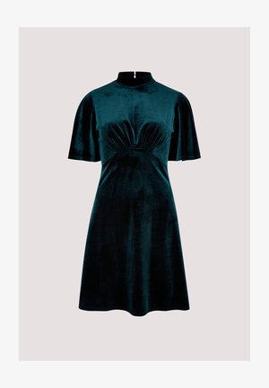 Vestido de terciopelo en tono azul verdoso con cuello alto, mangas cortas de vuelo, un frente fruncido y un dobladillo acampanado. Textura suave con un sutil brillo.