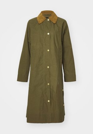 Olivgrüner Mantel aus robustem Stoff, mit einem braunen Cordkragen, goldenen Knöpfen, Seitentaschen und einem lockeren, knielangen Design.