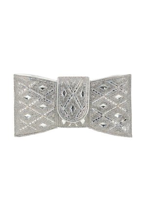 Bred bæltespænde i sølvfarve dekoreret med rhinsten arrangeret i et geometrisk diamantmønster.