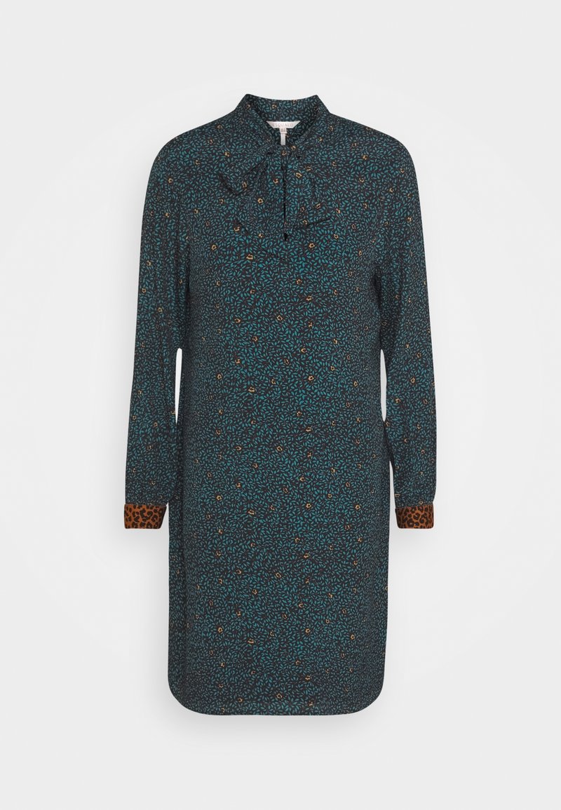 Långärmad klänning i mörkt teal tyg med blommönster, som har en fluga i kragen och leopardtryck på ärmsluten.
